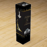 Caja de vinos clásica Gatsby Deco Boda<br><div class="desc">Clásica y Sofitel, Negra y Oro en estilo Art Deco de los años 20, Roaring Twenties Gatsby Style Vintage and Elegant, con un tema de los años 20 "Great Gatsby" en tonos negros y dorados. Un fondo negro resalta el diseño y la inscripción geométricos de estilo Art Déco creados en...</div>