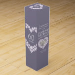 Caja de vinos con fotos del corazón del aniversari<br><div class="desc">Caja de regalo del 60° Aniversario de vinos o licores. Hermoso efecto diamantífero corazones en gris con plantilla de foto, envase de caja de vino de Diamond Boda Aniversario. Personalizar con el nombre de su destinatario o detalles de su familia y foto. El año del 60 aniversario está tradicionalmente asociado...</div>