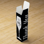 Caja de vinos de regalo de la fiesta de bodas en m<br><div class="desc">Fiesta de bodas en monograma de lujo favorece las cajas de vino de regalo. Diseño de plantilla de lujo con tipografía de escritura de pincel elegante y logotipo de doble corazón en flauta de vidrio de champán. Caja de vinos clásica para amigos, familia, invitados, damas de honor, padrinos, buhoneros, novios,...</div>