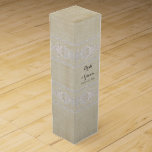 Caja de vinos personalizada Rústica de la cosecha<br><div class="desc">Caja de regalo personalizada para una botella de vino. COLOR PALETTE: beige crema neutro con suave COLECCIÓN DE DISEÑO blanco: Este encaje está completamente diseñado a mano por la artista gráfica Audrey Jeanne Roberts para parecerse a antiguos encajes artesanales. Con un hermoso remolino florece y detalles de desplazamiento, añade un...</div>