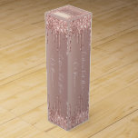 Caja de vinos Rosa Purpurina Rubor con texto Perso<br><div class="desc">Cajas de vino con Purpurina Rosa Gold Rubor Perforaciones de brillo Personalizado Texto rosa moderno - Añadir su texto único o eliminar texto / nombre - Hacer su regalo especial de caja de vino - Redimensionar y mover o eliminar y agregar texto / elementos con la herramienta Personalización. Elija fuentes...</div>