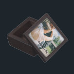 Caja del recuerdo del par<br><div class="desc">Esta caja es perfecta para sostener todas las pequeños baratijas,  regalos,  fotos,  o trozos de boleto relacionados con el día especial del par.</div>