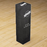 Caja del vino del regalo de la enhorabuena de la<br><div class="desc">Esta caja del vino ofrece un fondo de la pizarra y un emblema blanco.  Añada sus los propios los deseos bien,  enhorabuena,  palmadita en la parte posterior y más para reconocer,  los graduados,  promoción,  nuevo trabajo,  nuevo hogar,  recién nacido,  boda,  aniversario,  equipo que gana,  las ventas,  éxito y más.</div>