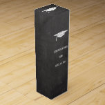 Caja del vino del regalo de la graduación de la<br><div class="desc">Esta caja del vino ofrece un fondo de la pizarra y un gorra blanco del tablero del mortero de la graduación. Añada sus los propios los deseos bien, enhorabuena, palmadita en la parte posterior y más a su graduado del favorito. ¡Enhorabuena a esta clase de los años! Grande para la...</div>