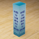 Caja divertida del vino del regalo de la mordaza<br><div class="desc">¿Quién necesita ir a una barra cuando usted puede ir a un juego de Bunco? Regalo o premio divertido de la mordaza del bunco. Grande para los acontecimientos de Bunco, los cumpleaños, el navidad, la amistad y otros días de fiesta. Dados de Bunco de las características del diseño una corona...</div>