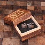 Caja grabada con copos de monograma clásicos<br><div class="desc">Enlaces únicos,  monogramados y personalizados a su petición.</div>