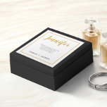 Caja mínima de propuestas de la dama de honor de l<br><div class="desc">Esta elegante caja de proposición de dama de honor es la manera perfecta de mostrar su aprecio por sus damas de honor. La caja presenta un fondo blanco con un tipo de letra caligráfica en la cubierta con el nombre de las damas de honor en letras doradas. En el centro...</div>