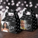 Caja Para Regalos 50° cumpleaños Cincuenta guiones foto negra de pla<br><div class="desc">Cincuenta guiones de plata y efecto plata dos cajas favoritas de los partidos de la foto. Personalice este cuadro de favores de foto de guión de la fiesta de 50 años con su propio nombre de chicas de cumpleaños y dos fotos de su chica de cumpleaños o de su hijo...</div>