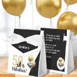 Caja Para Regalos 50 y fabuloso oro y cumpleaños moderno negro<br><div class="desc">¡Dales las gracias a los que celebran tu gran fiesta de cumpleaños con estas cajas de favores! Fuente moderna y elegante en negro y oro. Puede actualizar el texto para satisfacer sus necesidades, incluso el año en negrita de "50" puede actualizarse. 40 y fabuloso, ¿alguien? Este diseño también tiene una...</div>
