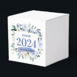 Caja Para Regalos Año de Graduación de Rosa Floral Azul<br><div class="desc">Esta caja de favoritas para la graduación incluye flores de color azul y blanco en la parte delantera con un lugar para añadir un año de graduación. La parte delantera tiene un lugar para personalizar con un nombre sobre un pantano acuático. Hay un falso acento de confeti dorado cerca del...</div>