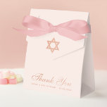 Caja Para Regalos Bat Mitzvah Rosa Rosa Estrella de Oro de David Gra<br><div class="desc">Caja de favores de oro rosa y rosa para el murciélago chica mitzvah. En la solapa, tiene una (falsa) estrella de oro rosa de David. El mensaje Gracias está escrito en la parte inferior, en un elegante guión dorado rosa, la ocasión y la fecha están escritas en mayúsculas de color...</div>