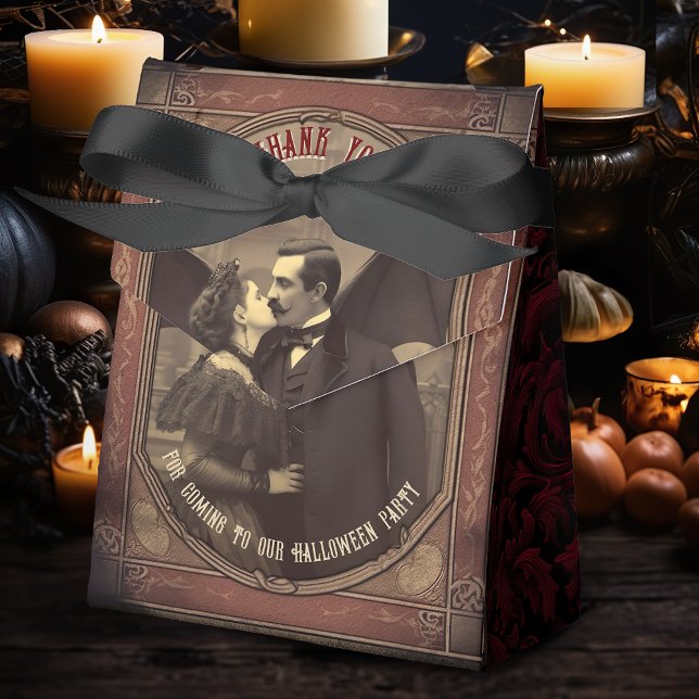 Caja Para Regalos Beso de vampiros góticos dracula Halloween (A kiss from an infamous Vampire will set the toe of your Party Favors this Halloween.)