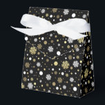 Caja Para Regalos Black Faux Gold Snowflakes Polkadots<br><div class="desc">Los copos de nieve y los puntos de polka contemporáneos, blancos y dorados, se encuentran en un fondo negro. Diseño moderno pero sencillo y caprichoso para envolver esos divertidos cumpleaños, sorpresa o regalos navideños. Disponible en productos como envolver y papel tisular, etiquetas de regalo, bolsas y cajas de favores, pegatinas...</div>