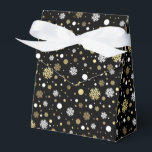 Caja Para Regalos Black Faux Gold Snowflakes Polkadots<br><div class="desc">Los copos de nieve y los puntos de polka contemporáneos, blancos y dorados, se encuentran en un fondo negro. Diseño moderno pero sencillo y caprichoso para envolver esos divertidos cumpleaños, sorpresa o regalos navideños. Disponible en productos como envolver y papel tisular, etiquetas de regalo, bolsas y cajas de favores, pegatinas...</div>