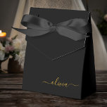 Caja Para Regalos Black Gold Girly Script Monograma Nombre moderno<br><div class="desc">Monograma Purpurina de espuma dorada y negra Añadir su propio nombre Fiesta de papel regalo Esto hace que el dulce perfecto de 16 cumpleaños,  boda,  ducha de novia,  aniversario,  ducha de bebé o regalo de soltera para alguien que ama el lujo de los vidrios y los estilos de moda.</div>
