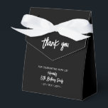Caja Para Regalos Blanco y negro | 80ª fiesta de cumpleaños Gracias<br><div class="desc">Dé las gracias a sus invitados con esta caja de favores personalizada para fiestas de cumpleaños. Este diseño incluye letras de pincel de moda "Gracias" "Su nombre es la fiesta de cumpleaños número 80. Esta caja de favores personalizados le dará un toque personal a sus celebraciones especiales. En mi tienda...</div>