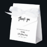 Caja Para Regalos Blanco y negro | 80ª fiesta de cumpleaños Gracias<br><div class="desc">Dé las gracias a sus invitados con esta caja de favores personalizada para fiestas de cumpleaños. Este diseño incluye letras de pincel de moda "Gracias" "Su nombre es la fiesta de cumpleaños número 80. Esta caja de favores personalizados le dará un toque personal a sus celebraciones especiales. En mi tienda...</div>