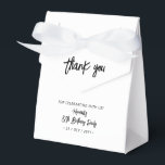 Caja Para Regalos Blanco y negro | 80ª fiesta de cumpleaños Gracias<br><div class="desc">Dé las gracias a sus invitados con esta caja de favores personalizada para fiestas de cumpleaños. Este diseño incluye letras de pincel de moda "Gracias" "Su nombre es la fiesta de cumpleaños número 80. Esta caja de favores personalizados le dará un toque personal a sus celebraciones especiales. En mi tienda...</div>