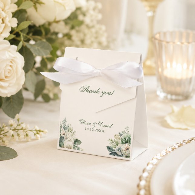 Caja Para Regalos Boda Boho Verde Salvia y Flores de Marfil (Boho Sage Green and Ivory Flowers Wedding Favor Boxes on an elegant wedding table with flowers)