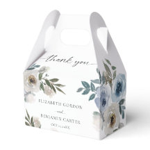 Boda elegante en azul polvoriento con flores y esc