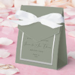 Caja Para Regalos Boda Sofisticada Sage y Plata<br><div class="desc">Caja de regalo de boda de color verde salvia y plata sofisticada y hermosa. Colores de moda verde salvia y plata para su día especial. Colores románticos y elegantes para bodas. Fondo verde salvia bonito con un borde plateado brillante. Invitación única, chic y elegante adecuada para cualquier temporada. Todo el...</div>