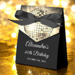 Caja Para Regalos Bola Disco de la Fiesta de los Años 70 del Oro 60<br><div class="desc">Eleva tu celebración de cumpleaños número 60 con nuestra caja de oro de 70's Disco Ball Favor Box, diseñada para añadir un toque de color y retro a tu fiesta. Esta caja de bienvenida es el complemento perfecto para un bash con temática disco o para cualquier evento en el que...</div>