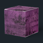 Caja Para Regalos Caligrafía Vintage Deteriorada Morada<br><div class="desc">Caja de favores con corona y tipografía vintage deteriorada con acentos de morado y negro para complementar la colección de abajo.</div>