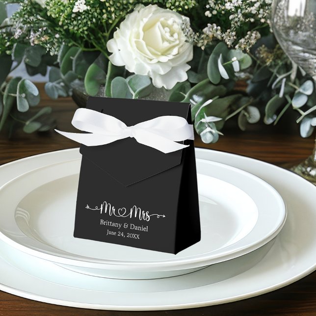 Caja Para Regalos Calligraphy Heart Mr. y la Sra. Boda Black (Customize to change your personalized text size or text style.)