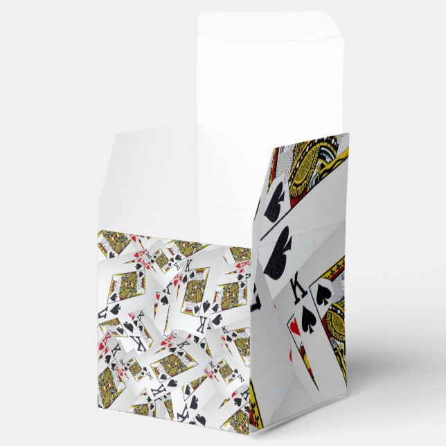Caja Para Regalos "Capa Real: Una pila de tarjetas de Kings Poker" (Abierto)