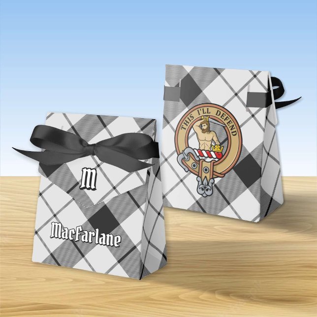 Caja Para Regalos Clan MacFarlane Escudo sobre el tartán blanco y ne (Subido por el creador)
