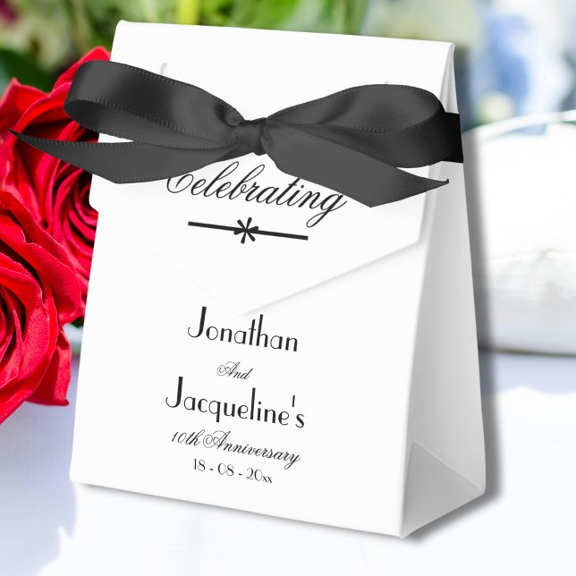 Caja Para Regalos Clásico elegante aniversario de boda Personalizado (For a Classic Elegant Wedding Anniversary - Personalized White and Black Favor Box.)