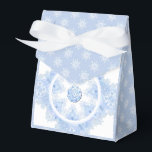Caja Para Regalos Copo de nieve azul<br><div class="desc">En invierno,  estos copos de nieve azul hielo caen sobre mi mundo imaginario. Tienen 7 ramas,  suaves tonos azules y diamantes de imitación incrustados en el interior. Para cualquiera que ame los pasteles azules y las vacaciones nevadas.</div>