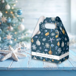 Caja Para Regalos Copos de nieve náuticos y elementos costeros<br><div class="desc">Celebra la temporada de vacaciones con estas únicas cajas Favor de temática costera. Con una hermosa mezcla de copos de nieve, baubles, caballitos de mar, peces, estrellas de mar y burbujas delicadas, esta caja captura perfectamente el espíritu festivo con un giro náutico. Ideal para regalos de Navidades para amigos y...</div>