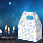 Caja Para Regalos Cute Hanukkah Menorah Dreidel Pattern Personalizad<br><div class="desc">Bella caja de favores del partido personalizado Hanukkah en un patrón azul y oro bonito de la estrella del judaísmo,  dreidel para divertidos juegos de Chanukah,  y la menorah judía para la festividad. Personaliza con tu propio mensaje de regalo de tu familia.</div>