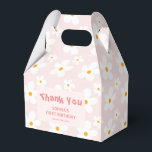 Caja Para Regalos Cute Pink Spring Daisy Birthday Gracias<br><div class="desc">Esta deliciosa caja de favores es más que un gesto de aprecio - es un keepsake en miniatura adornado con la belleza caprichosa de las margaritas rosas, agregando un toque de elegancia floral a tu celebración. Muestra tu apreciación con estilo usando estos cuadros de favor. El mensaje "Gracias" incluido en...</div>