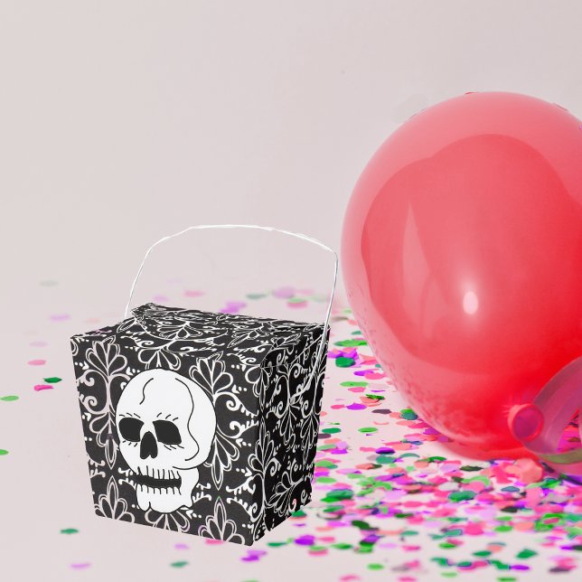 Caja Para Regalos Desplazamientos de damasco blanco negro Skull (White skull on classy black and white damask pattern on chinese Food shaped favor box.)