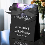 Caja Para Regalos Discoteca del partido Purple Birthday Party 70's<br><div class="desc">Eleva tu celebración de cumpleaños número 70 con nuestra Caja de Favor Disco Ball Purple 70th Birthday Party 70's. Esta caja de cambios capta la esencia de la era de la discoteca, lo que la convierte en la elección perfecta para un bash con temática disco o para cualquier evento en...</div>