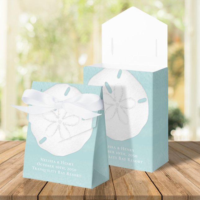 Caja Para Regalos Dólar de arena tropical de la costa turquesa (Beach tropical wedding sand dollar favor box with bride and groom initial monogram.)