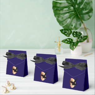 Caja Para Regalos El Crow Nocturno Silhoueteado Contra Una Luna Roja