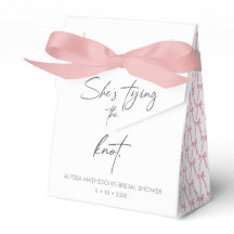 Ella está atando el lazo Desfile de moda de lazo d