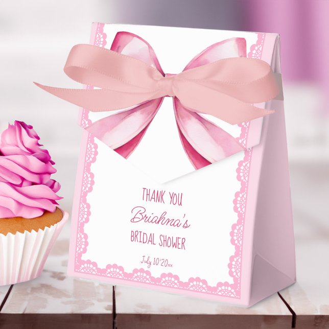 Caja Para Regalos Ella está atando el nudo rosado de la ducha de nov (She's tying the knot pink bow bridal shower favor box personalized printed coquette favor boxes)