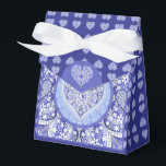 Caja Para Regalos encaje cerámico Azul de Grecia<br><div class="desc">Impresión de encaje añadida a un efecto cerámico para este patrón fino con algunos incrustaciones de perlas o caboquones (dibujados). Un estilo original muy cuidado y elegante. Aquí en Blue of Greece (que es un color famoso en las Cícladas Griegas), este patrón también existe en gris claro, azul claro y...</div>