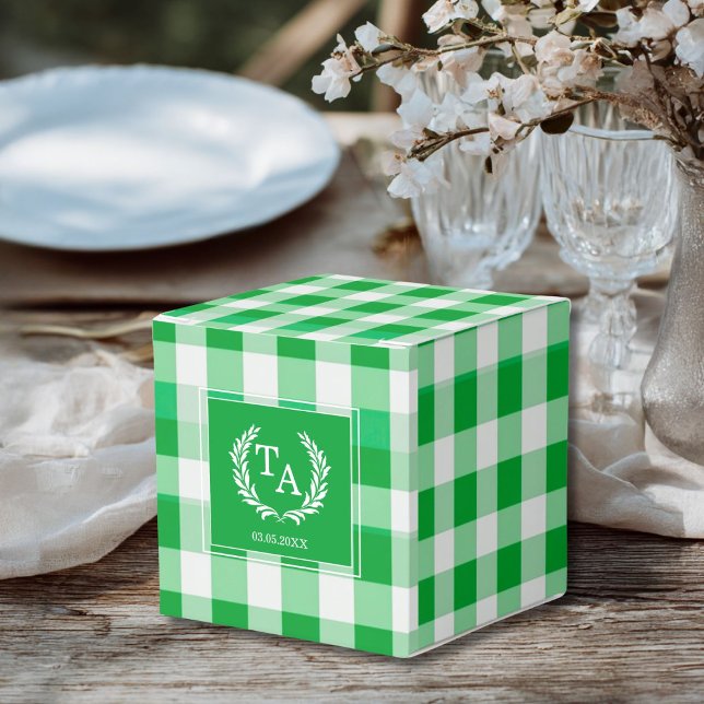 Caja Para Regalos Escudo Monograma de Gingham Verde (Green Gingham Monogram Crest Favor Boxes for your wedding or other Occasions.)