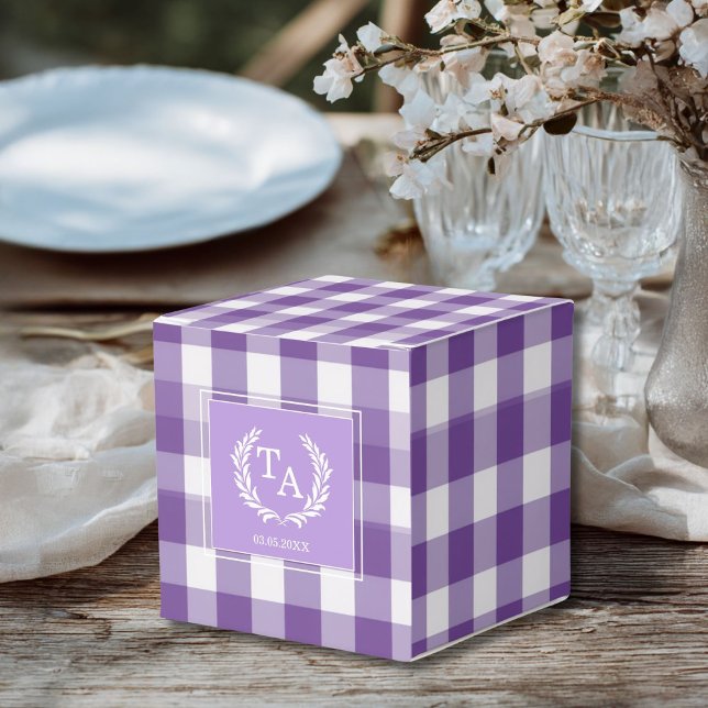 Caja Para Regalos Escudo Monograma de Purple Gingham (Custom Purple Gingham Monogram Crest Favor Boxes for your wedding or other Occasions.)