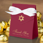 Caja Para Regalos Estrella del Relieve metalizado dorado Bat Mitzvah<br><div class="desc">Una caja de favores de oro y burdeos para un murciélago chica mitzvah. En la solapa, tiene una falsa estrella de Relieve metalizado de oro de David. El mensaje Gracias está escrito en la parte inferior, en un elegante guión falso de oro, la ocasión y la fecha están escritas en...</div>