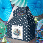 Caja Para Regalos Evento Celestial Starfield Space Birthday Party<br><div class="desc">¡Envíe a sus huéspedes a casa con recuerdos cósmicos en esta caja de favoritos de eventos celestes! Esta robusta caja de estilo gable presenta un patrón de estelar de toda la marina y un panel de personalizable mostrando a tu pequeño astronauta piloteando un cohete retro en medio de un remolino...</div>