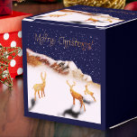 Caja Para Regalos Feliz Navidad - ciervos de madera y montañas en la<br><div class="desc">Celebra la temporada con esta encantadora caja de regalo adornada con mi obra de arte de Fantabuloustef. Con tres ciervos de madera en una escena nocturna de Navidades nevados, enclavados cerca de una montaña de madera, es un auténtico promontorio invernal. "Feliz Navidad" está elegantemente escrito en brillantes caligrafías doradas, añadiendo...</div>