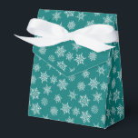 Caja Para Regalos Festividad azul Verde azulada de copo de nieve en<br><div class="desc">Caja verde azulada de color azul con arco de cinta. La caja está estampada con copos de nieve blancos y grises de diferentes tamaños. Perfecto para llevar a los fiestas, recibir regalos, productos horneados y más. El diseño está disponible en una colección de colores de vacaciones modernos. Contáctenos para cualquier...</div>