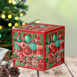 Caja Para Regalos Festividad tradicional de Placa Verde Rojo<br><div class="desc">Mejore sus celebraciones de vacaciones con el diseño tradicional de vacaciones rojas y verdes, perfecto para añadir un toque festivo a su casa y regalos. Este diseño clásico presenta adornos hermosamente ilustrados con un fondo intemporal y elegante, por lo que es ideal para envolver papel, servilletas de cóctel, bolsas de...</div>