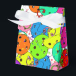 Caja Para Regalos Fiesta de baloncesto Confetti y globos de balonces<br><div class="desc">Bolso de caja de regalo del fiesta de pickleball festivo para cualquier jugador de pickleball con confetti colorido y globos de pickleball sobre un fondo blanco. Globos azules, rojos, verdes, amarillos, rosados y violetas hechos con bolas de pickleball. Colorido cumpleaños, aniversario, gracias, fiesta de final de temporada, felicitaciones, bolso de...</div>